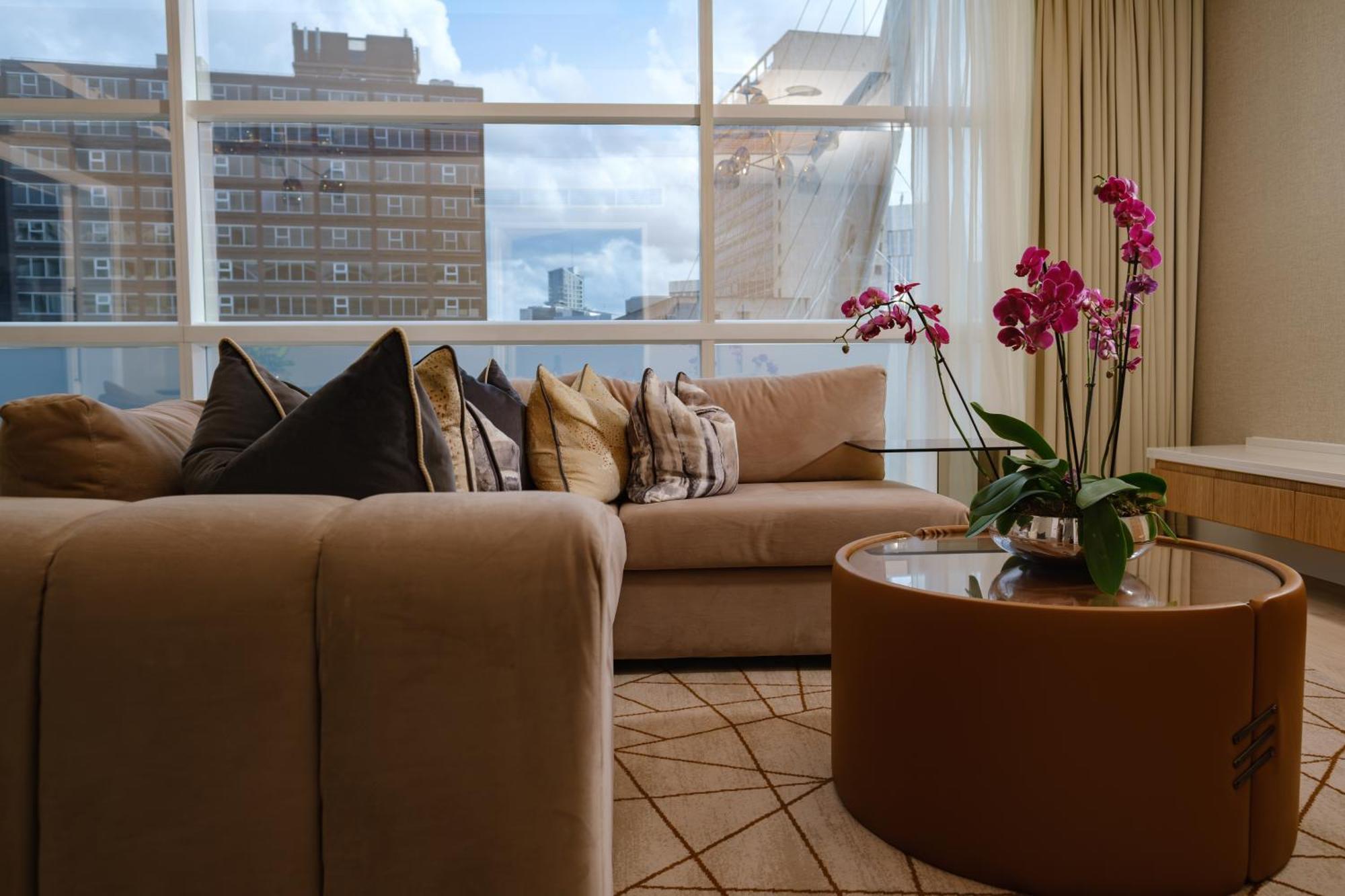 The Lowry Hotel Manchester Exterior foto A living room in a luxury apartment