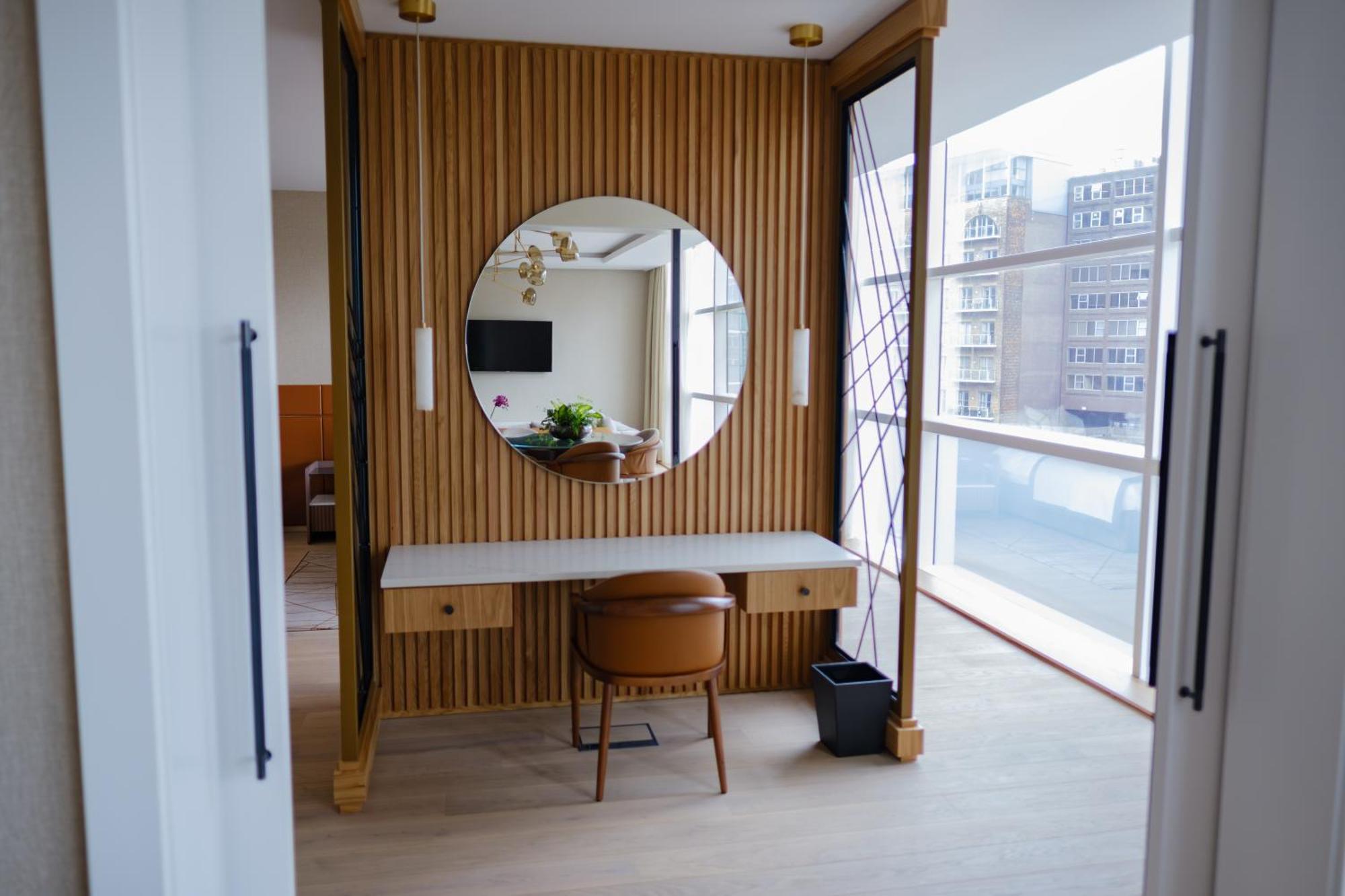 The Lowry Hotel Manchester Exterior foto A dressing table in a hotel room