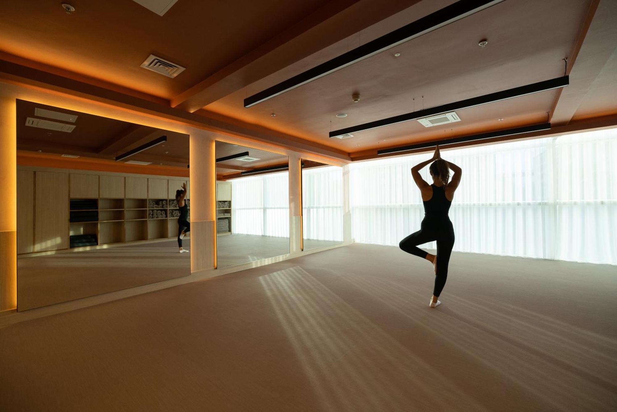 The Lowry Hotel Manchester Exterior foto A woman practices yoga at the Four Seasons Hotel in Tokyo, Japan.