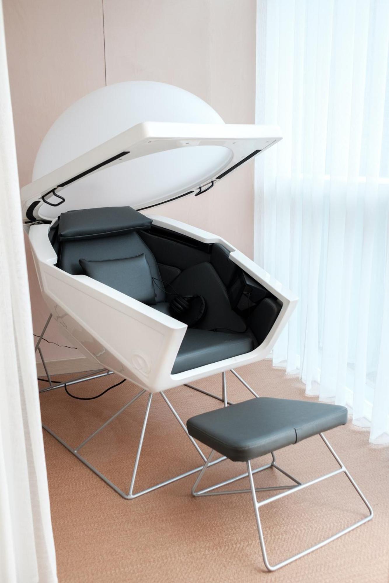 The Lowry Hotel Manchester Exterior foto A sensory deprivation tank